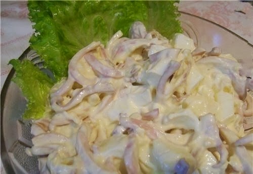 Очень вкусный салат из кальмаров с плавленым сыром