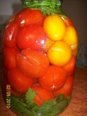 Прквашенные помидоры с чесноком