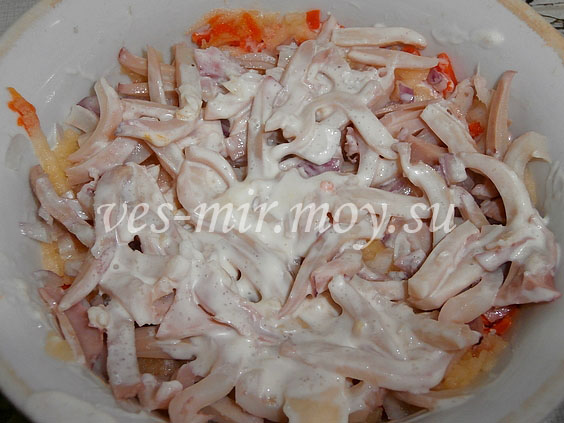 Вкусный салат из кальмаров с огурцами