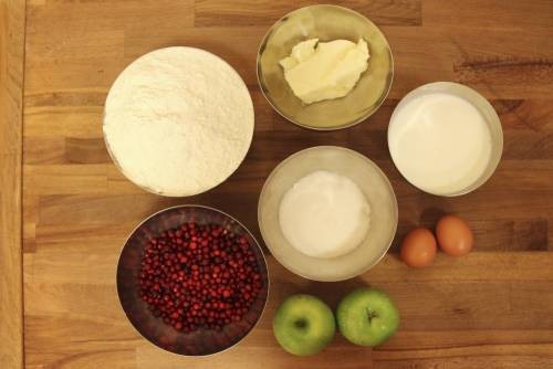 Фото Дрожжевой пирог с брусникой и яблоками №2