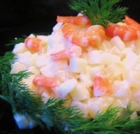 Легкий новогодний салат с ананасами, яблоками и креветками «Свежесть»