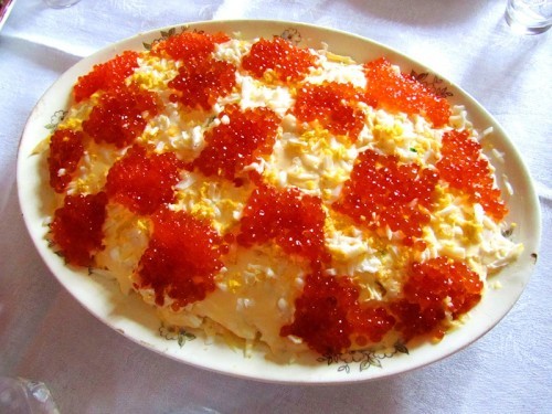 Салат "Итальянский" с красной икрой, креветками и грибами
