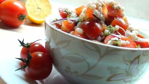 Фото Постный салат с помидорами и перловкой №1
