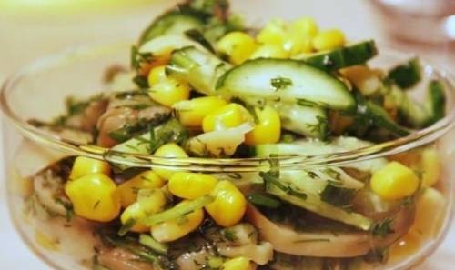 Быстрый салат с кукурузой и грибами