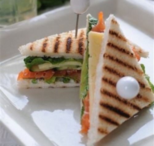 Фото Сэндвич с рыбой, овощами и сыром №1