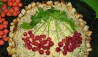 Салат новогодний с грибами и курицей «Рябиновые гроздья»