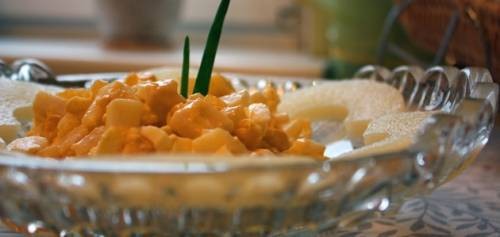 Рецепт легкого салата из ананасов и кальмаров