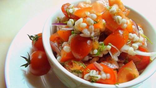 Фото Постный салат с помидорами и перловкой №2
