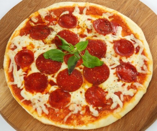 Рецепт классической пиццы с колбасой