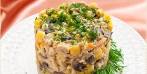 Порционный салатик с курицей, кукурузой и грибами