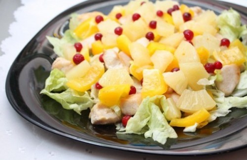 Салат с ананасами и курицей – изысканно, вкусно и легко
