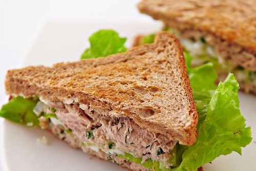 Готовим самый популярный сэндвич – с тунцом