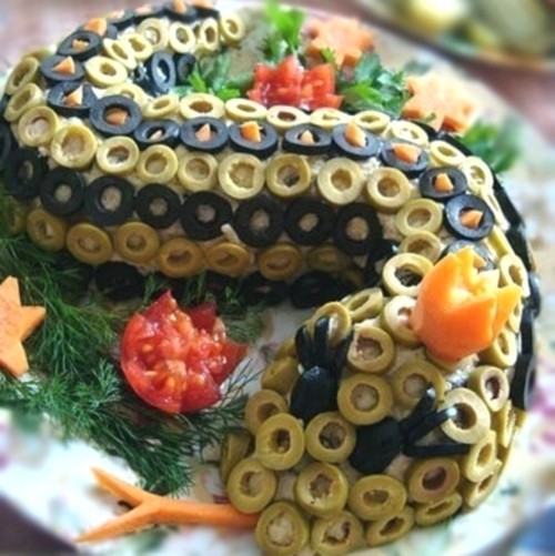 Салат «Змея» с рисом, креветками и ананасом