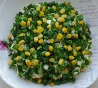 Весенний салат с зеленым луком, кукурузой, рисом, сыром и грибами