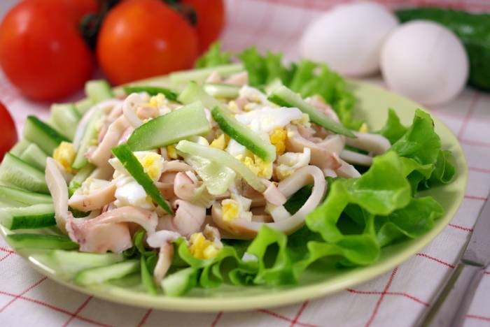 Салат из кальмаров с огурцом и яйцом
