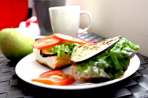 Перекус по-летнему: рецепты горячих бутербродов с овощами