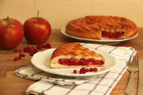 Фото Дрожжевой пирог с брусникой и яблоками №6