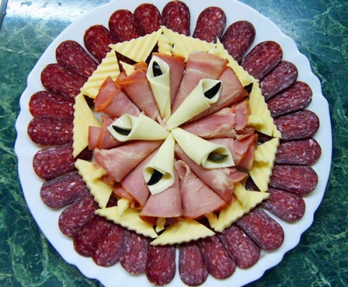 Фото Идеи оформления сырно-мясных тарелок №8