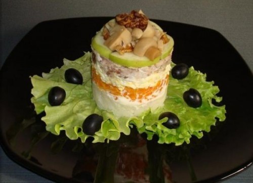 Порционный слоеный салат с курицей, яблоком, орехами и грибами