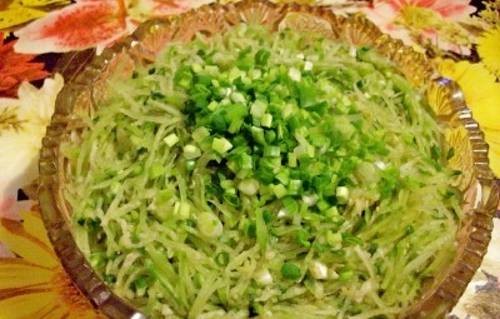 Салат из редьки с зеленым луком