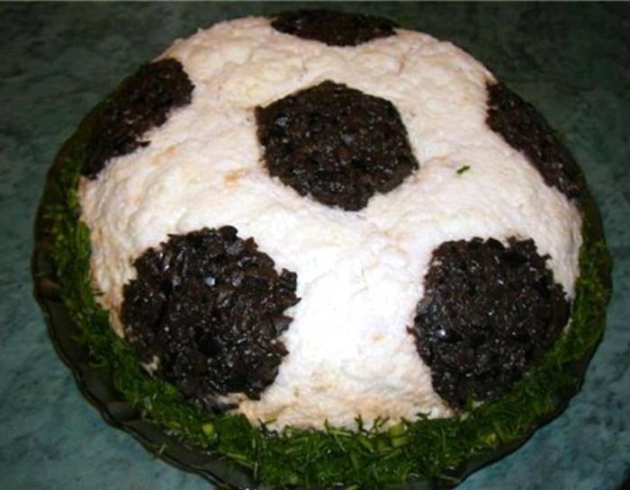 Праздничный салат «Футбольный мяч»