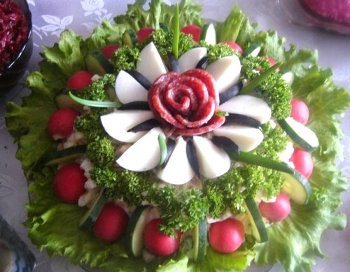 Салат новогодний с колбасой «Райский цветок»