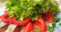 Экспресс-салат с помидорами и сельдью