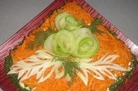 «Праздничный» салат с копченым окороком