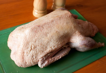 Запеченная утка в глазури из меда и соевого соуса