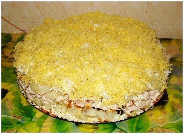 Фото Cлоенный салат с копченной курицей, черносливом и сыром №1
