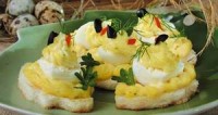 Перепелиные яйца на тостах