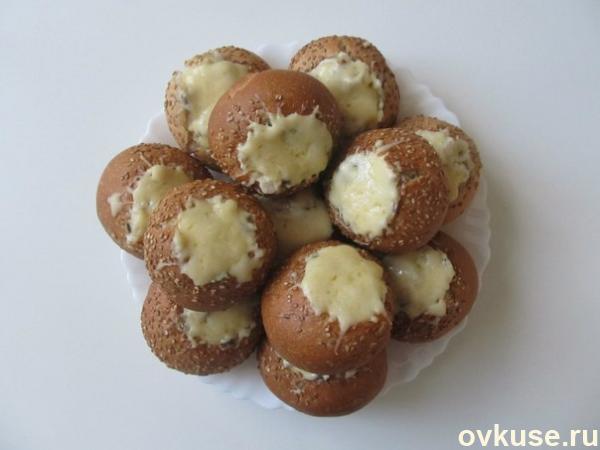 Жульен с курицей и грибами в булочке