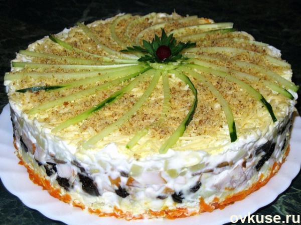 Слоёный салат с копчёной курицей, черносливом и шампиньонами