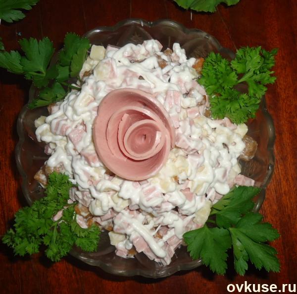 Фото Очень простой салат с сухариками №1