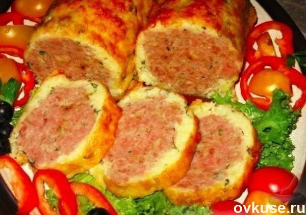 Мясной рулет в сырно-картофельной оболочке