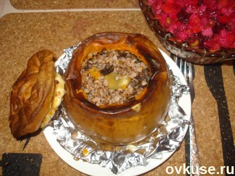 Гречневая каша с луком и грибами в тыкве (постное)