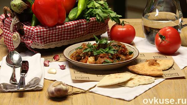 Чахохбили с курицей и пшеничными лепёшками