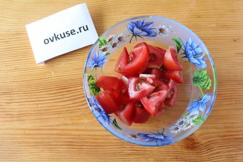 Фото Салат из брынзы с помидорами №4