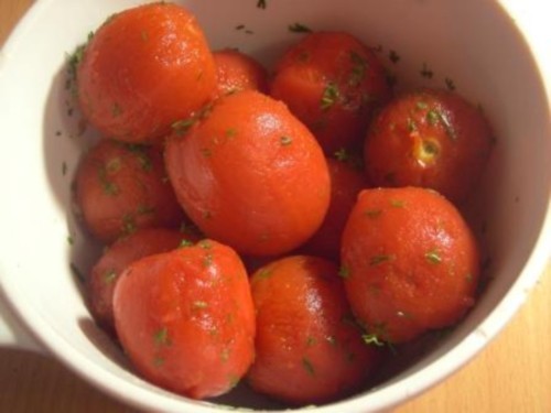 Цельные соленые помидоры без кожицы