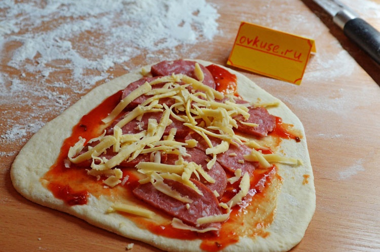 Мини-пицца с колбасой и сыром