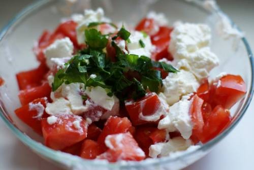 Фото Нежный салат с помидорами, сыром и чесноком №2