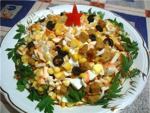 Салат с кукурузой, колбасками и крабовыми палочками