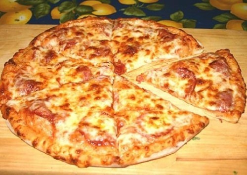 Фото Домашняя пицца с колбасой на кефирном тесте №2
