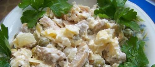 Фото Рецепт нежного салата с курицей и грибами «Пина-Колада» №1