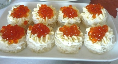 Фото Закусочные мини-бутерброды с красной икрой и сыром №1