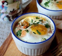 Фото Яйца, запеченные с помидором и беконом №1