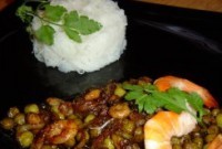 Рисовая вермишель с горошком и креветками по-китайски