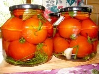 Консервированные помидоры в разных соках