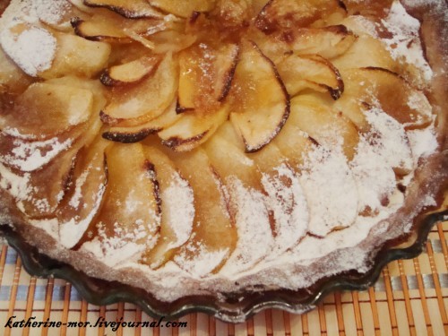 Фото Рецепт карамелизованной шарлотки с яблоками в мультиварке №1