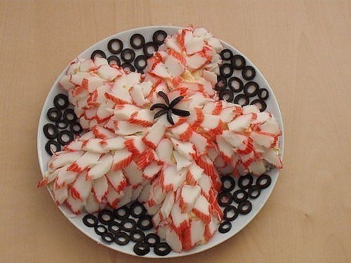 Фото Праздничные салаты с крабовыми палочками: оформление и рецепты №3